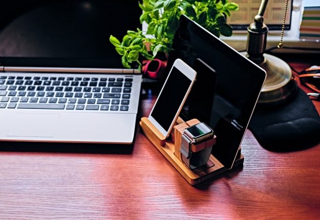 Communication set with wooden stand, smart watch, tablet PC Communication set with wooden stand
